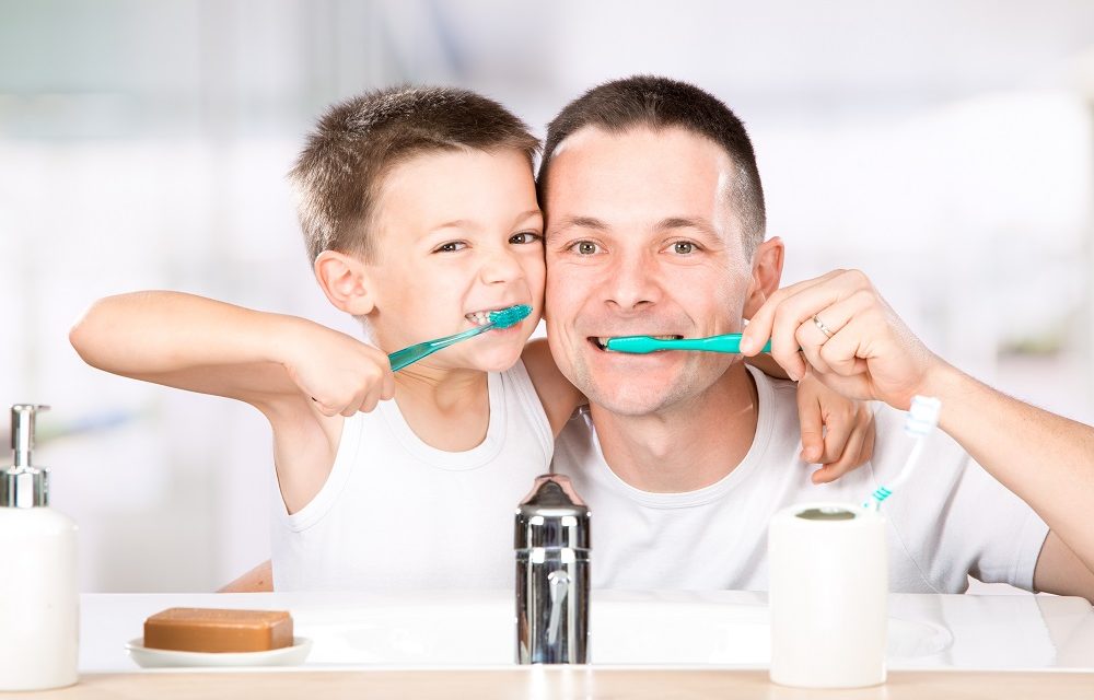 father-and-son-brushing-teeth-together-1000×640